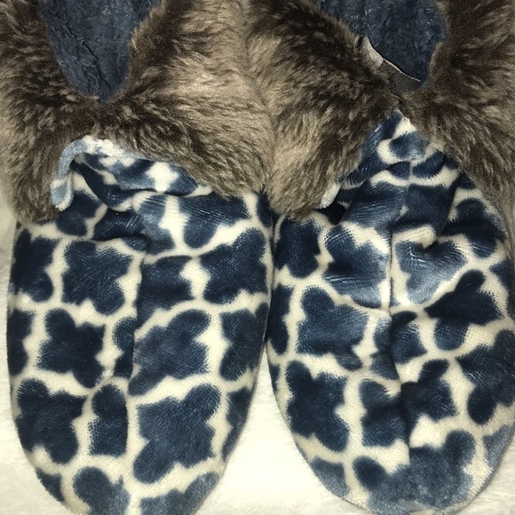 Ardour blue and white slippers. Size 8. - Picture 2 of 12